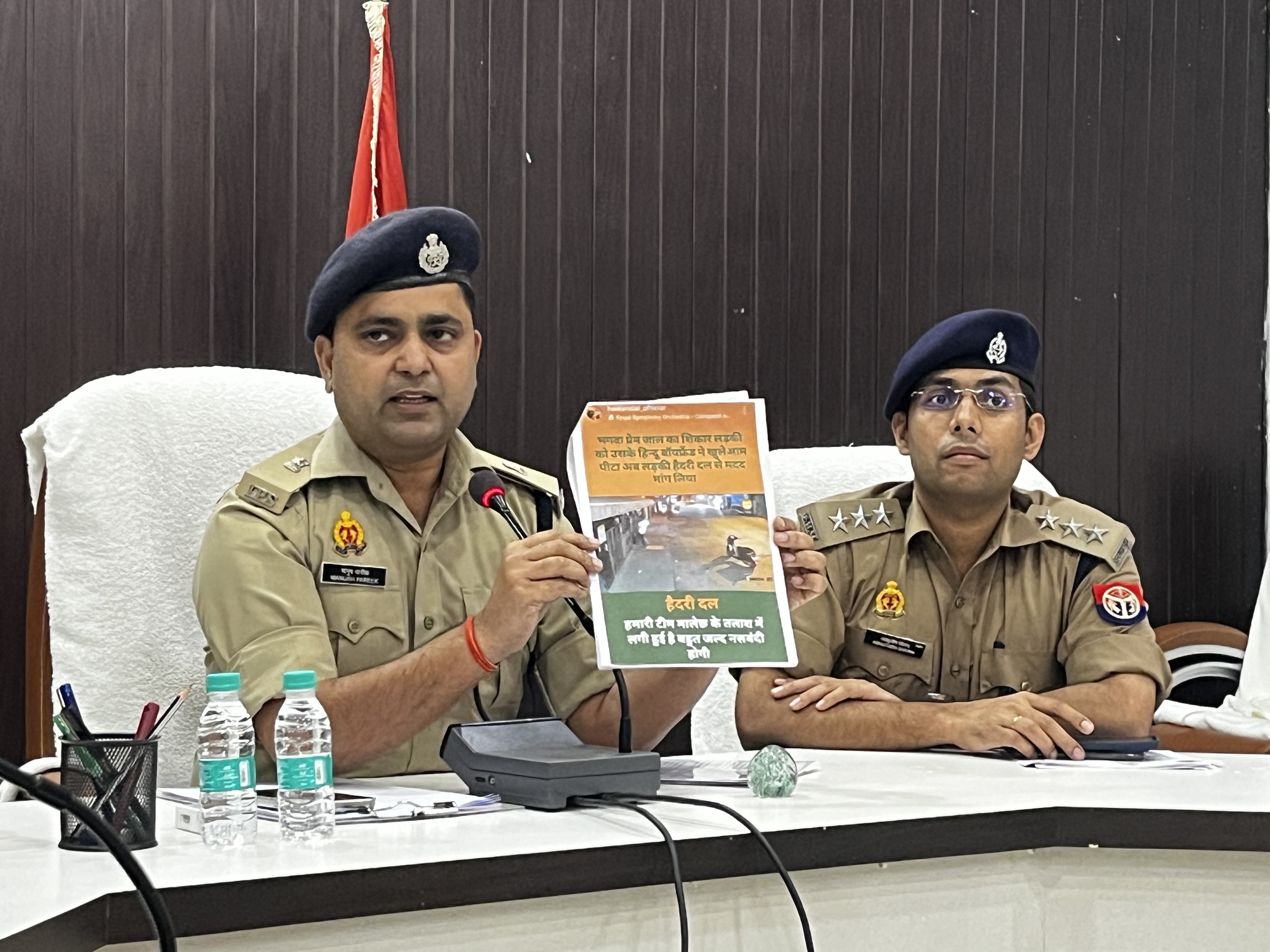 प्रेसवार्ता के दौरान हैदरी दल से जुड़े फर्जी सोशल मीडिया पोस्ट का खुलासा करते एसपी सिटी मानुष पारीक। प्रेसवार्ता के दौरान हैदरी दल से जुड़े फर्जी सोशल मीडिया पोस्ट का खुलासा करते एसपी सिटी मानुष पारीक।