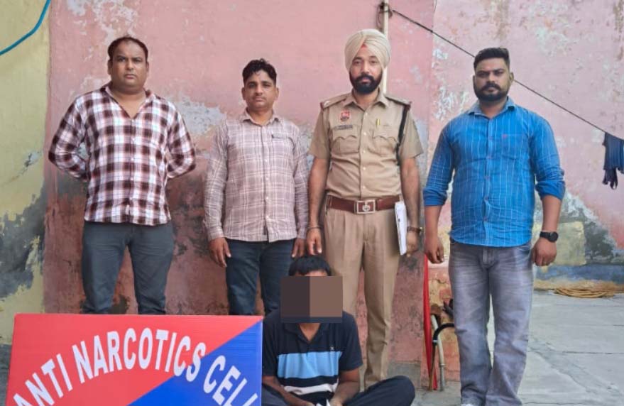 पकड़ा गया हेरोइन तस्कर पुलिस गिरफ्त में। पकड़ा गया हेरोइन तस्कर पुलिस गिरफ्त में।