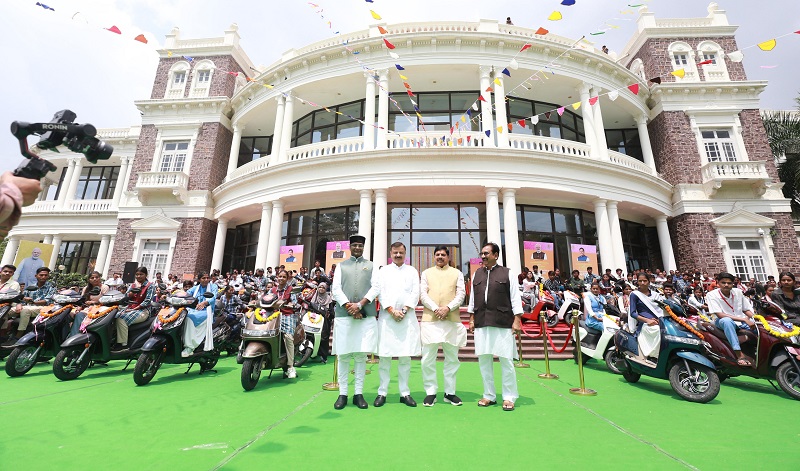 मुख्यमंत्री डॉ. यादव ने मध्‍य प्रदेश के प्रतिभाशाली विद्यार्थियों को वितरित की स्कूटी