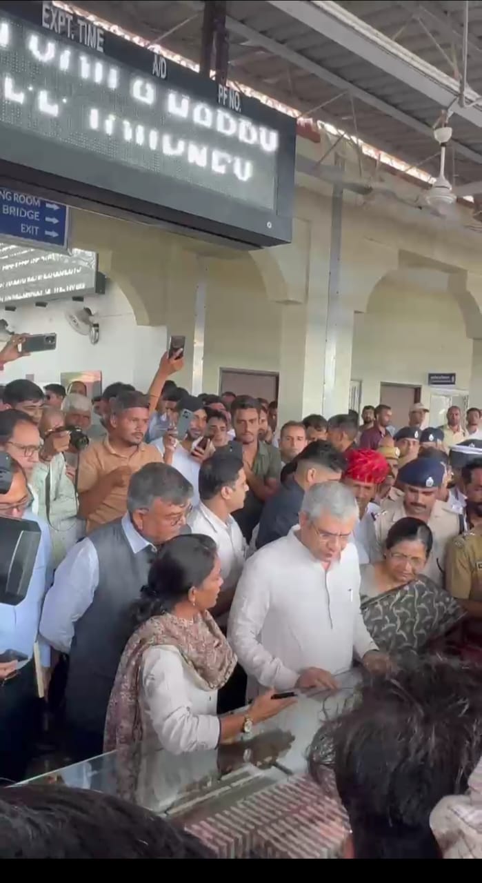 जयपुर में रेल परियोजनाओं का निरीक्षण करते रेल मंत्री अश्विनी वैष्णव