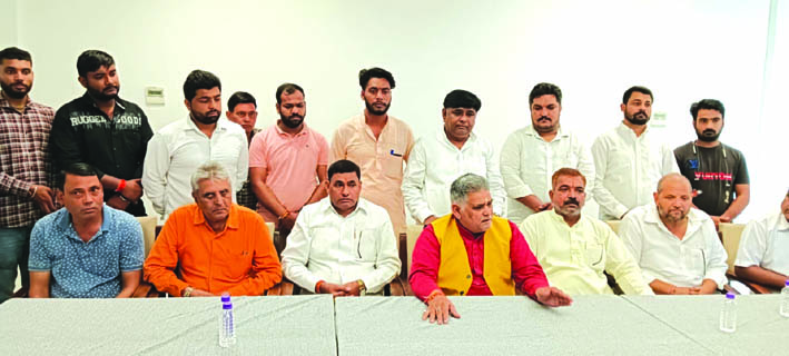 पत्रकारों से वार्ता करते हुए