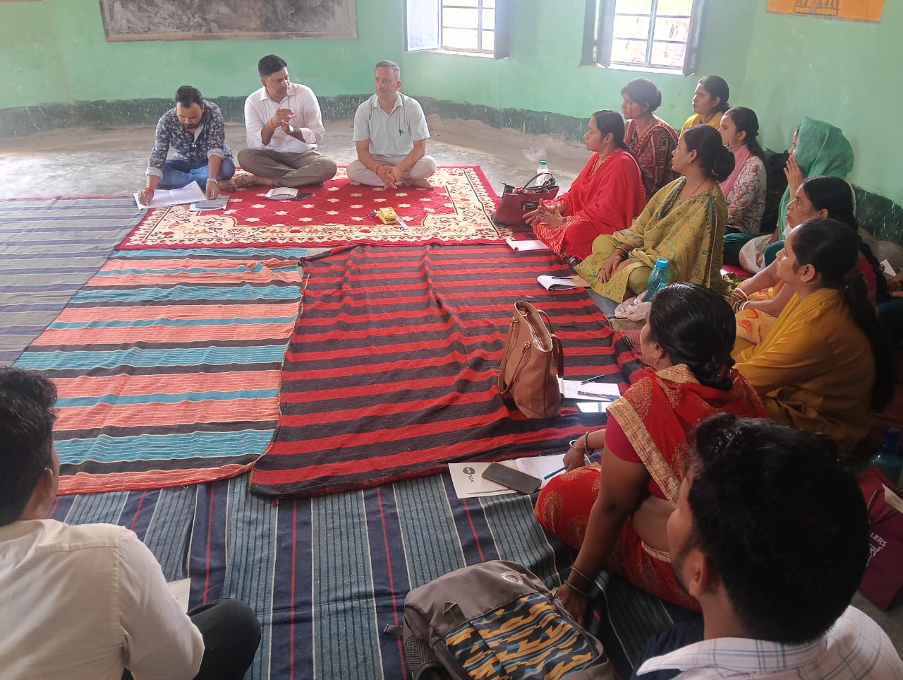 प्रशिक्षण लेते शिक्षक