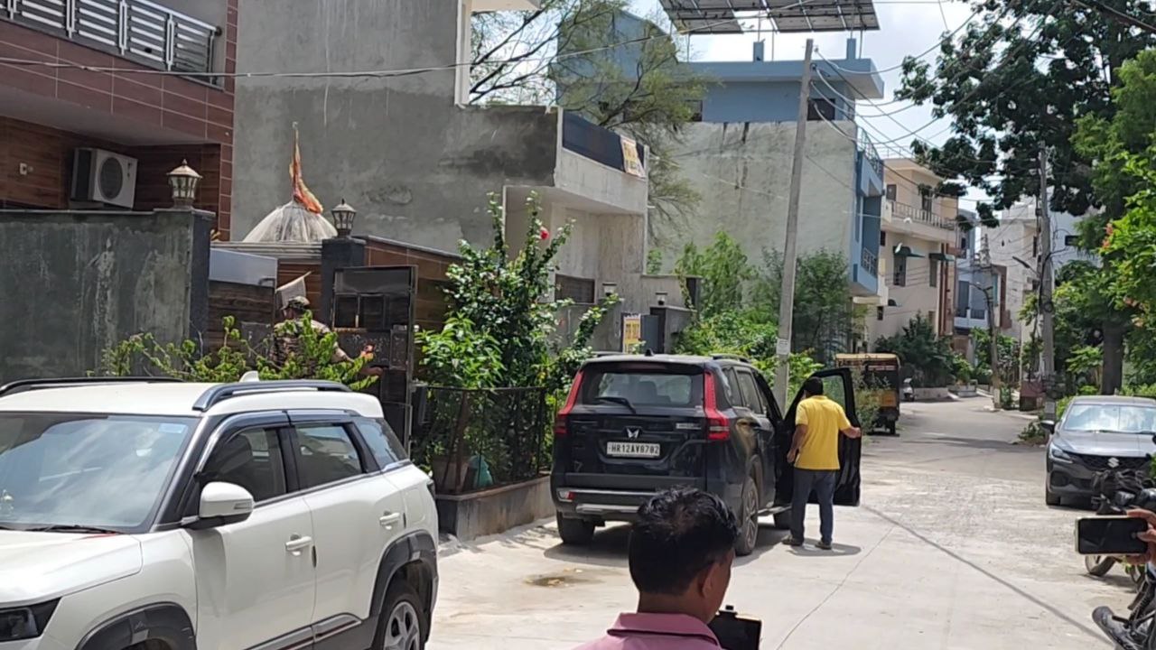 फोटो कैप्शन 11आरटीके1ःकवाड व्यापारी के घर के बाहर खड़ी आयकर विभाग टीम की गाडियां। --------