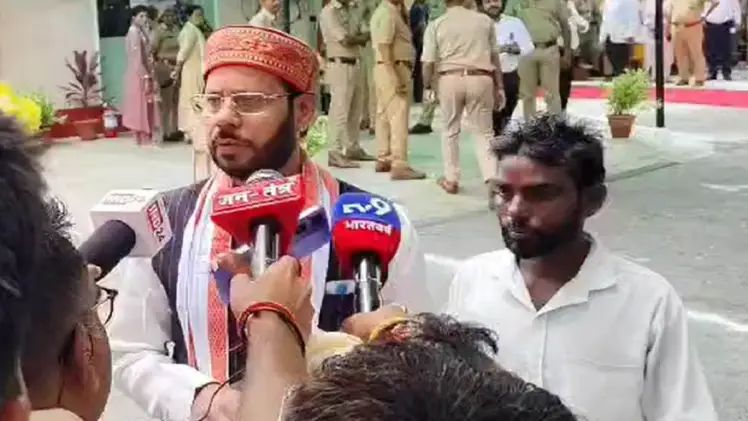 मीडिया से बात करते मनोज पांडे