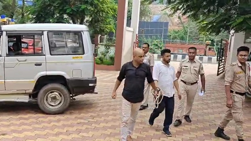 असमः धन उगाही के आरोप में जोराबाटा इलाके में गिरफ्तार स्वयंभू संगठन के नेता