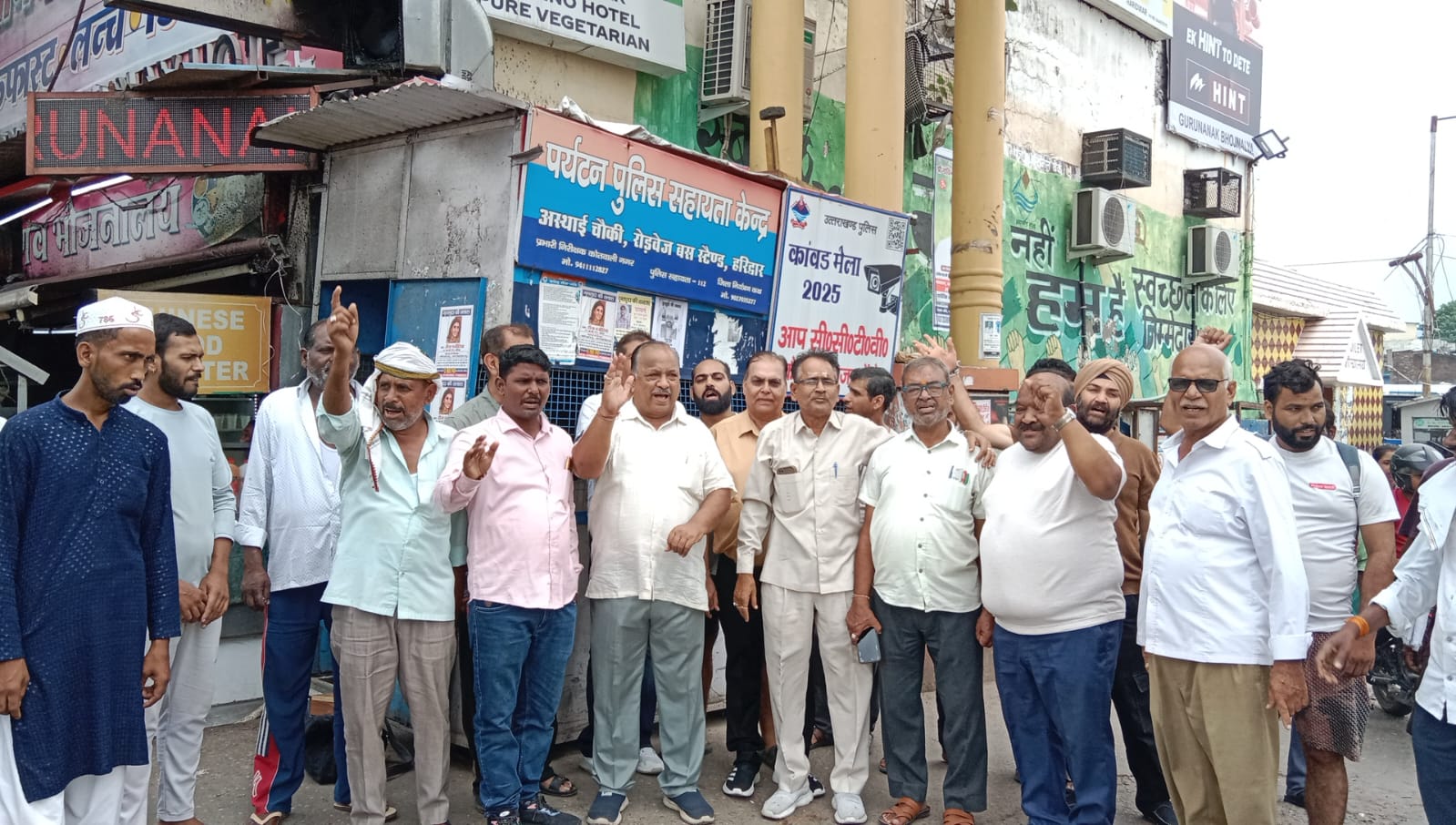 विरोध करते व्यापारी