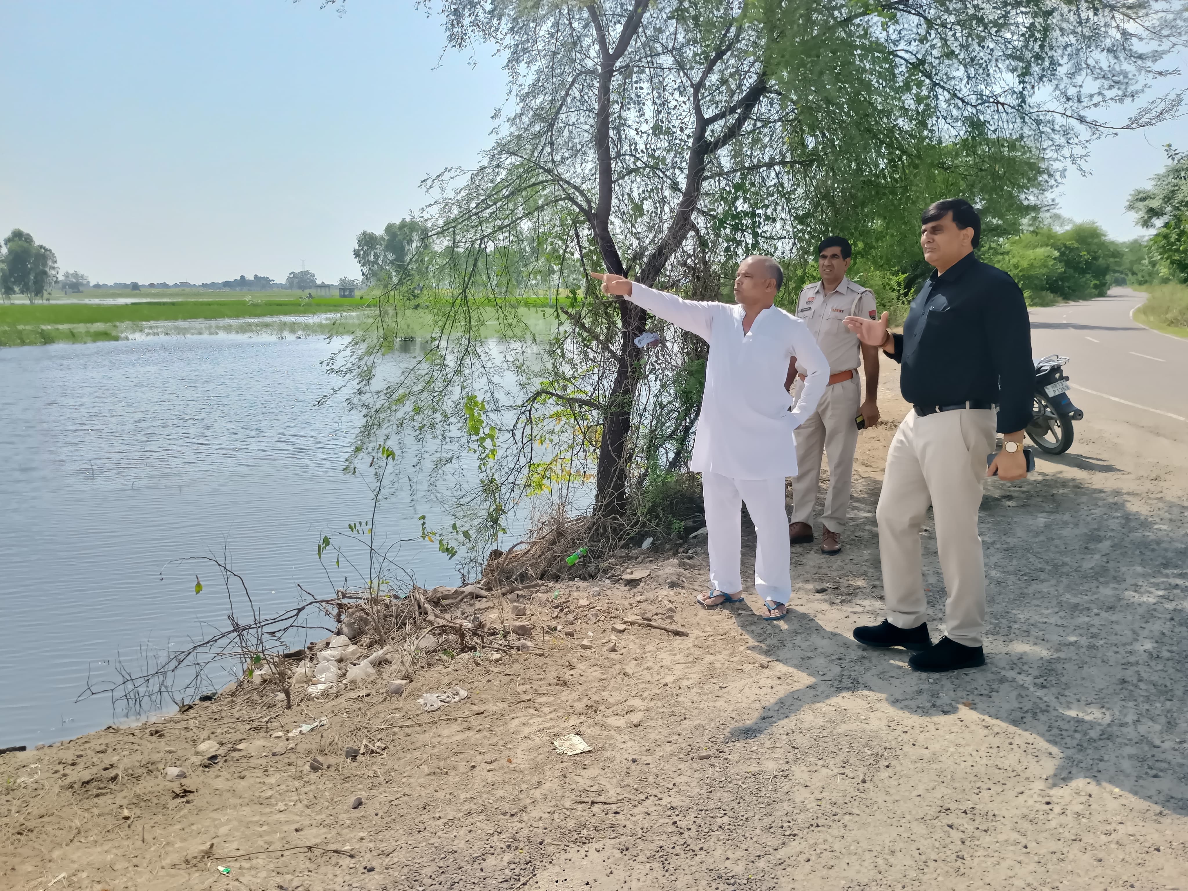गांव कुलासी में जलभराव का जायजा लेते बहादुरगढ़ के एसडीएम नसीब कुमार। गांव कुलासी में जलभराव का जायजा लेते बहादुरगढ़ के एसडीएम नसीब कुमार।