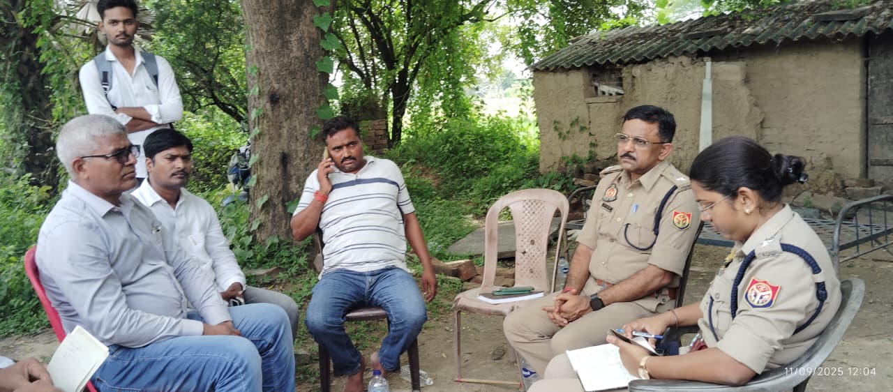पीरल्लीपुर गांव में गाय काटने की सूचना पर पहुंचे एडिशनल एसपी आपरेशन ओपी सिंह व सीओ मंजरी राव जानकारी लेते हुए।