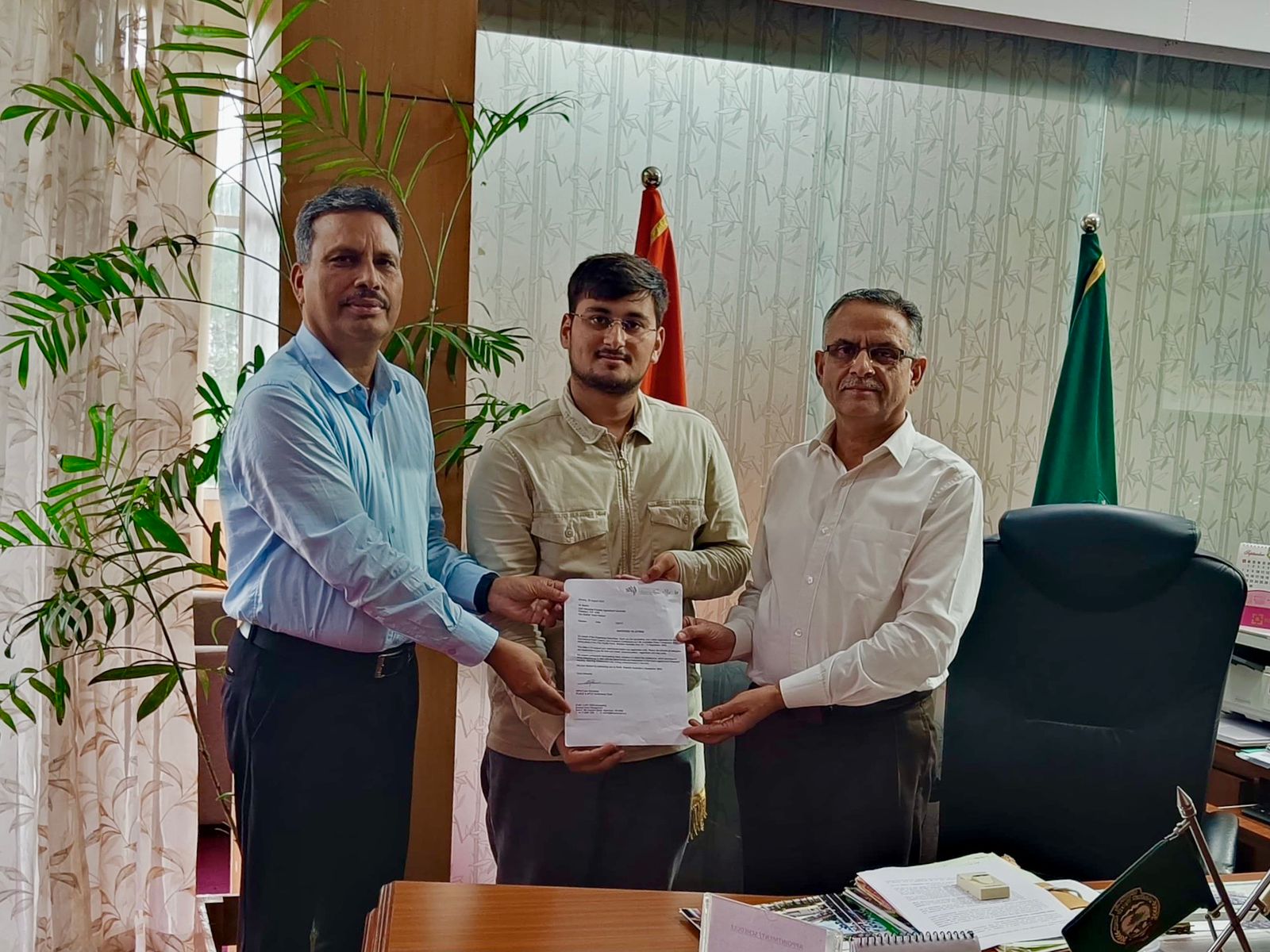 कुलपति के साथ शोधार्थी सचिन। कुलपति के साथ शोधार्थी सचिन।