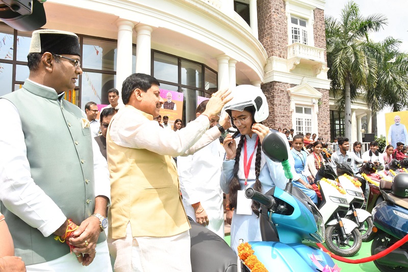 मुख्यमंत्री डॉ. मोहन यादव ने स्कूल में प्रथम स्थान अर्जित करने वाली बालिका को स्कूटी प्रदान की