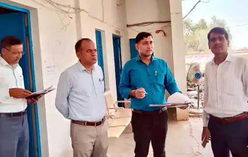 उप तहसील में जांच के लिए पहुंची सीएम फ्लाइंग टीम के अधिकारी। उप तहसील में जांच के लिए पहुंची सीएम फ्लाइंग टीम के अधिकारी।