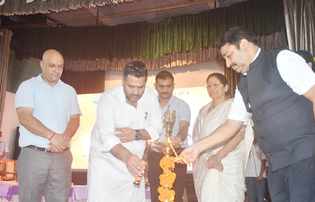 सोनीपत: खेल विश्वविद्यालय में दीक्षारंभके समापन समारोह में जनप्रतिनिधि व कुलपति ज्योत प्रज्जवलित करते हुए सोनीपत: खेल विश्वविद्यालय में दीक्षारंभके समापन समारोह में जनप्रतिनिधि व कुलपति ज्योत प्रज्जवलित करते हुए