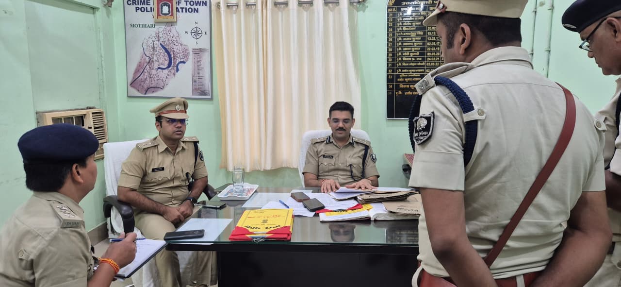 मोतिहारी नगर थाना का निरीक्षण करते डीआईजी मोतिहारी नगर थाना का निरीक्षण करते डीआईजी