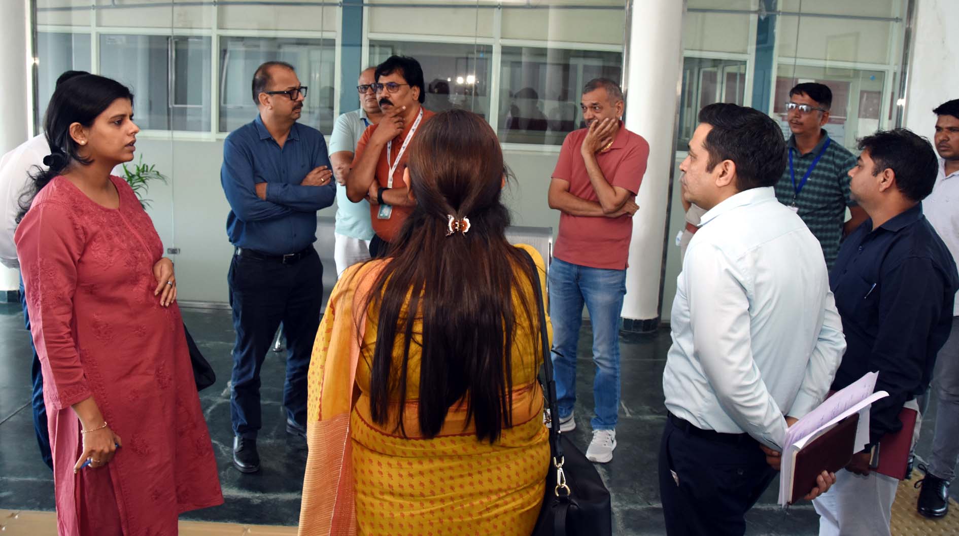 महाराजा अग्रसेन एयरपोर्ट पर तैयारियों की समीक्षा करती अतिरिक्त उपायुक्त सी. जयाश्रद्घा। महाराजा अग्रसेन एयरपोर्ट पर तैयारियों की समीक्षा करती अतिरिक्त उपायुक्त सी. जयाश्रद्घा।