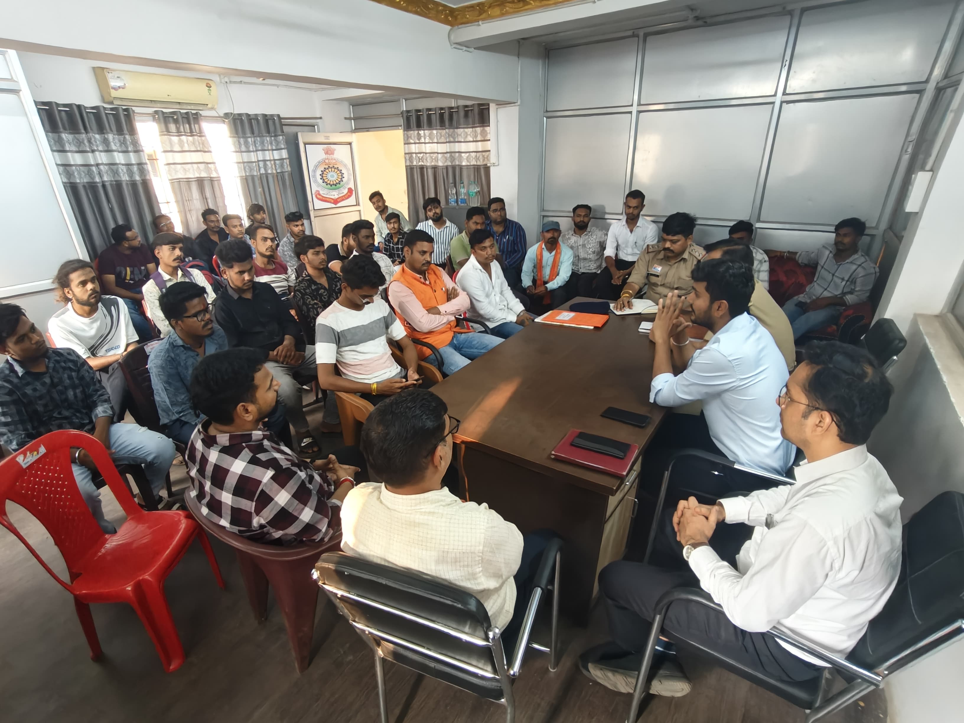 दुर्गा स्थापना एवं झांकी प्रदर्शन को लेकर आयोजित बैठक में उपस्थित अधिकारी-कर्मचारी। दुर्गा स्थापना एवं झांकी प्रदर्शन को लेकर आयोजित बैठक में उपस्थित अधिकारी-कर्मचारी।