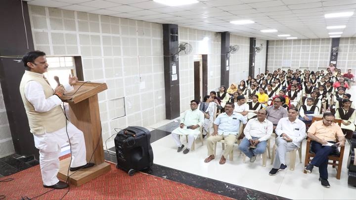 नि:शुल्क स्कूटी का वितरण समारोह में उप मुख्यमंत्री शुक्ल