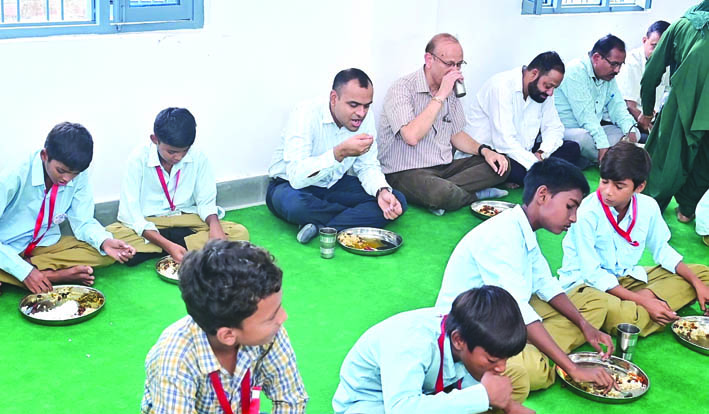 बच्चों संग भोजन करते डीएम