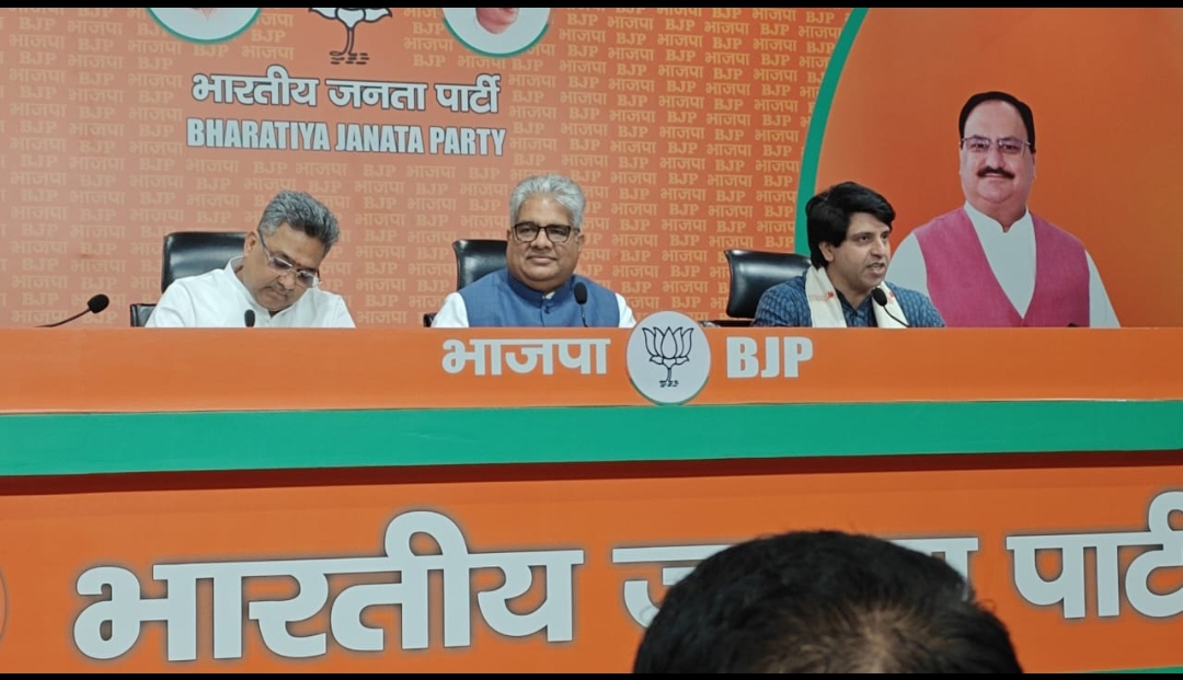 प्रेसवार्ता करते हुए केंद्रीय मंत्री भूपेंद्र यादव और महासचिव सुनील बंसल