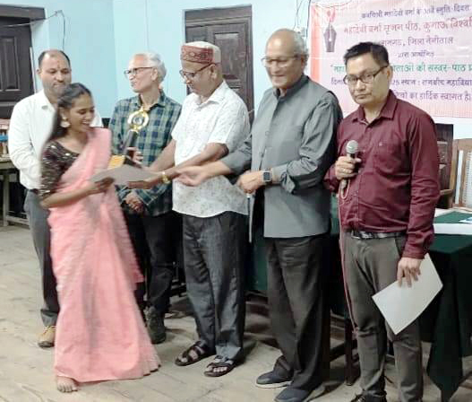कार्यक्रम में कविताओं की सस्वर-पाठ प्रतियोगिता की विजेता को सम्मानित करते मुख्य अतिथि। कार्यक्रम में कविताओं की सस्वर-पाठ प्रतियोगिता की विजेता को सम्मानित करते मुख्य अतिथि।