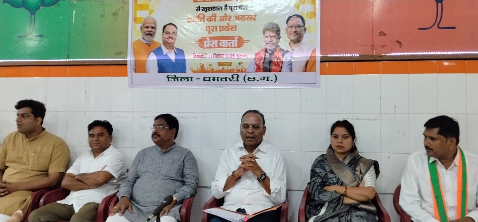 जिला भाजपा कार्यालय में प्रेस वार्ता को संबोधित करते हुए कुरुद विधायक अजय चंद्राकर।