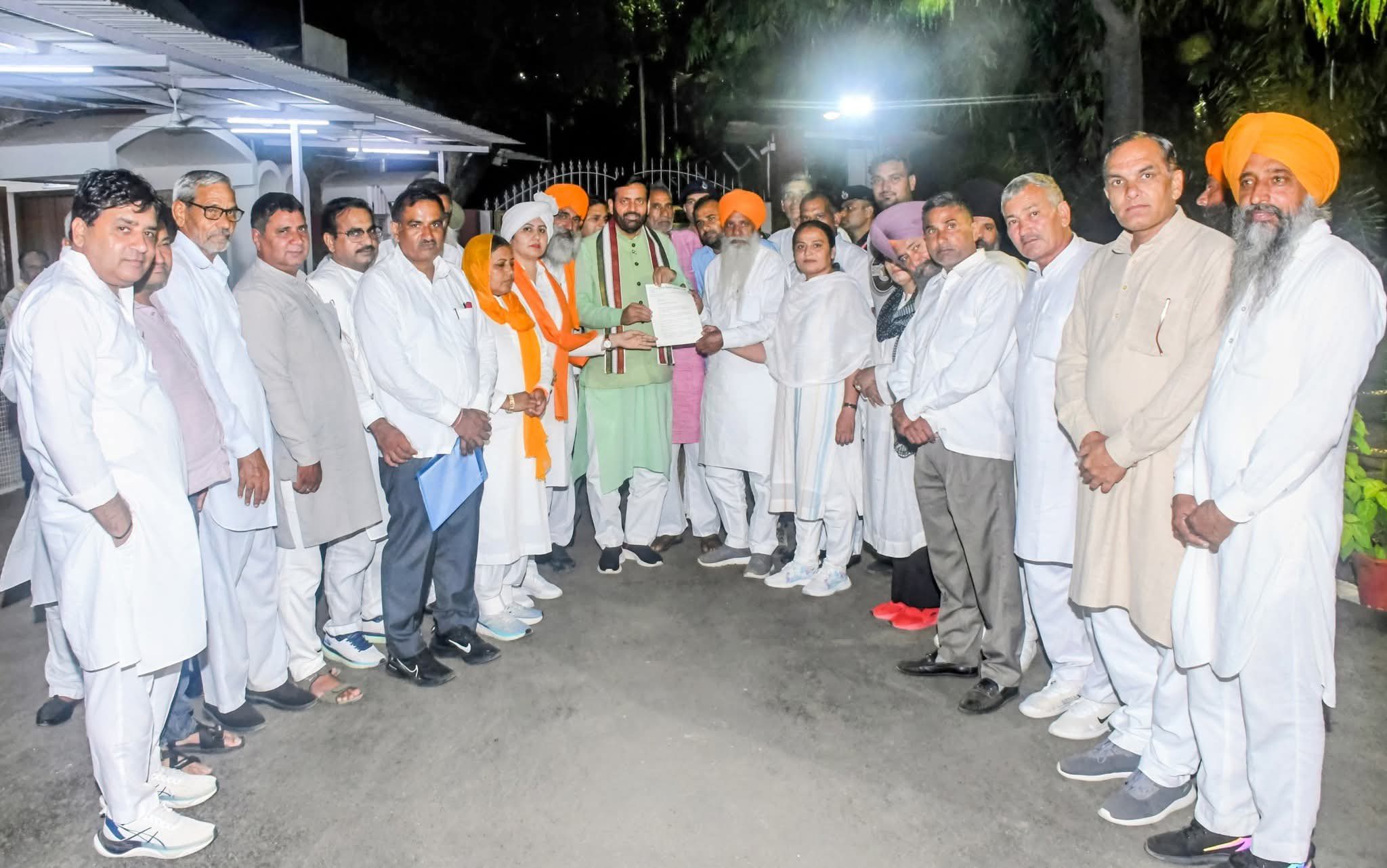 भारतीय किसान यूनियन के नेता मुख्यमंत्री नायब सैनी के साथ बैठक करते हुए भारतीय किसान यूनियन के नेता मुख्यमंत्री नायब सैनी के साथ बैठक करते हुए