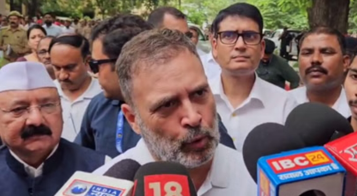मीडिया से बात करते हुए राहुल गांधी