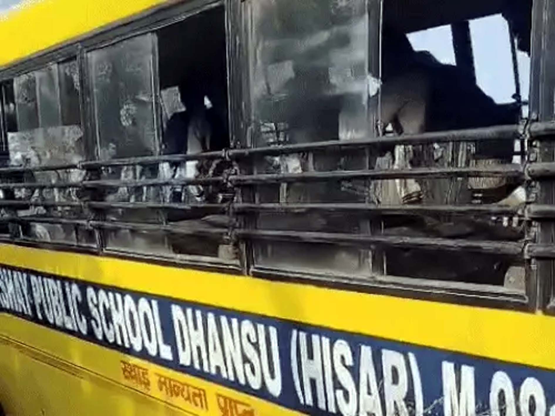 स्कूल बस, जिसका टायर धंसा।