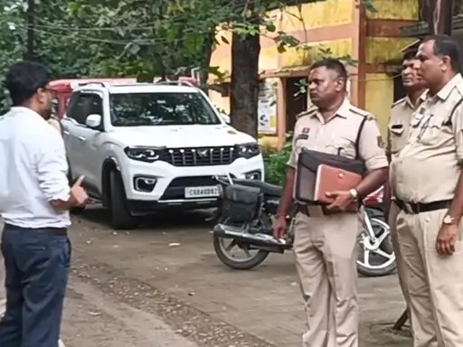 मेडिकल कॉलेज के बाहर खड़े पुलिसकर्मी मेडिकल कॉलेज के बाहर खड़े पुलिसकर्मी