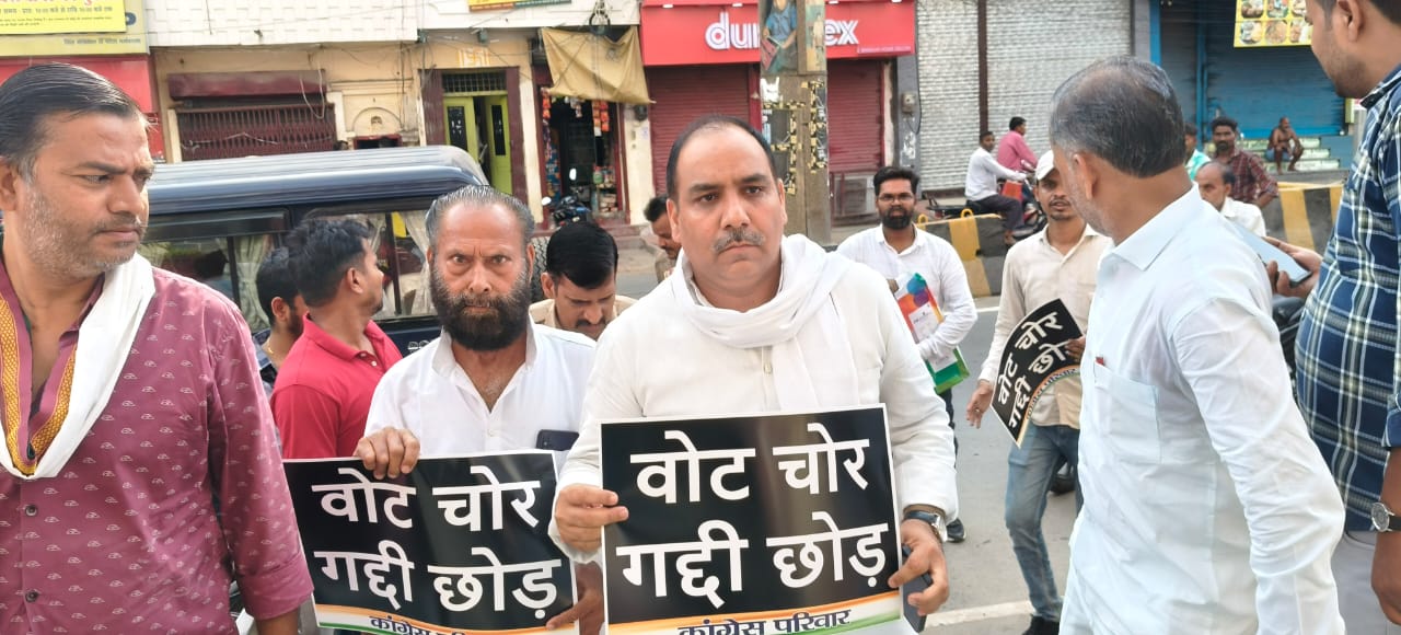घरो में नजरबंद विरोधी दलों के नेता घरो में नजरबंद विरोधी दलों के नेता