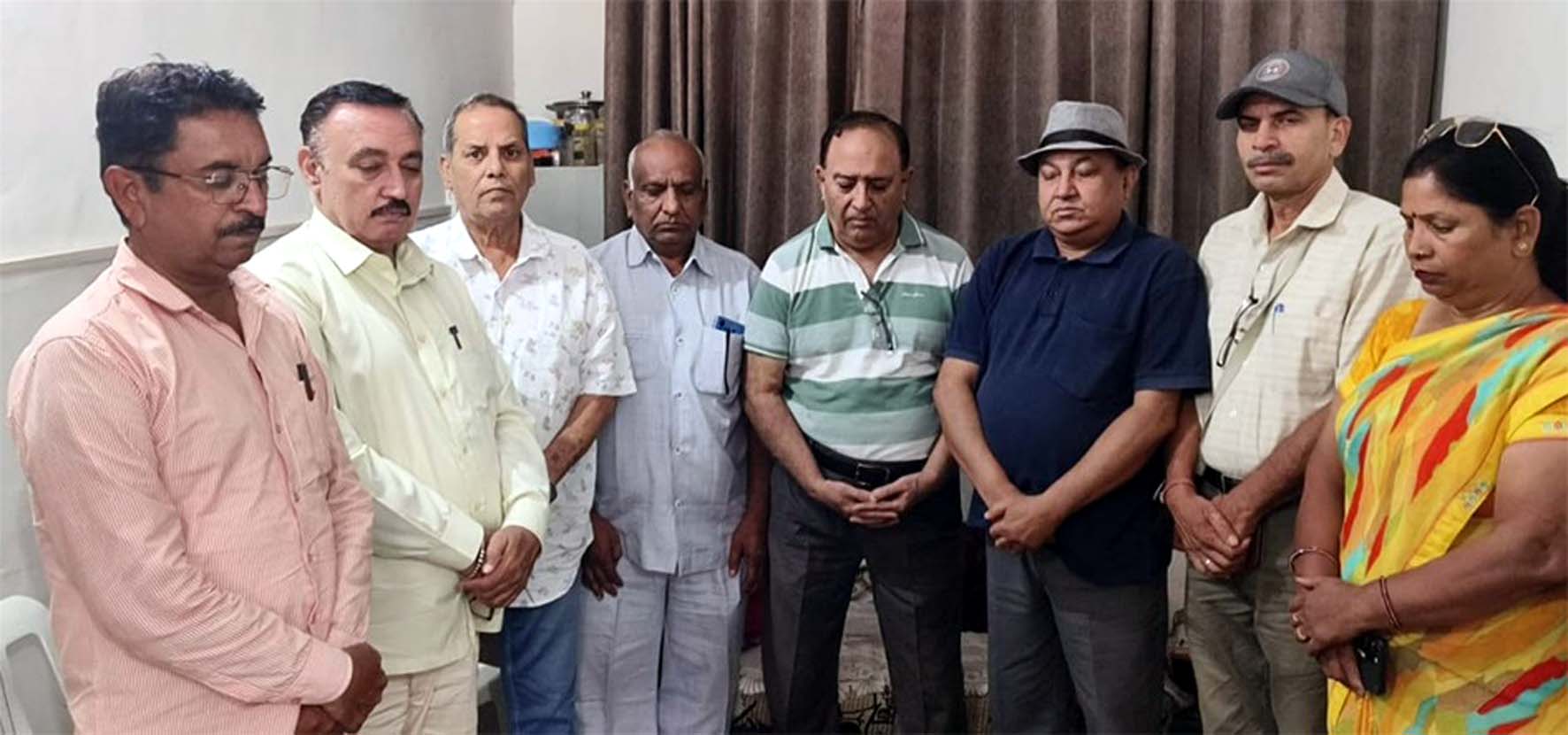 शोक व्यक्त करते क्लब पदाधिकारी व सदस्य।