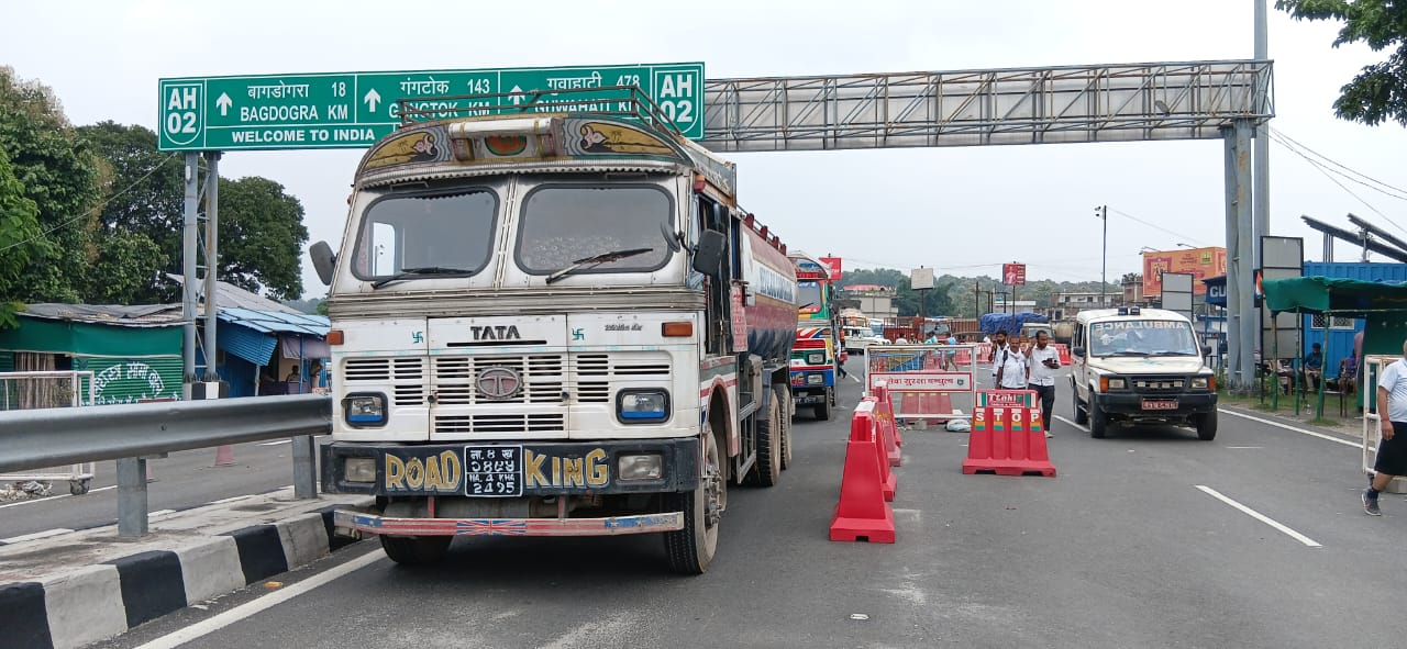 नेपाल रवाना होते 15 पेट्रोल वाहन