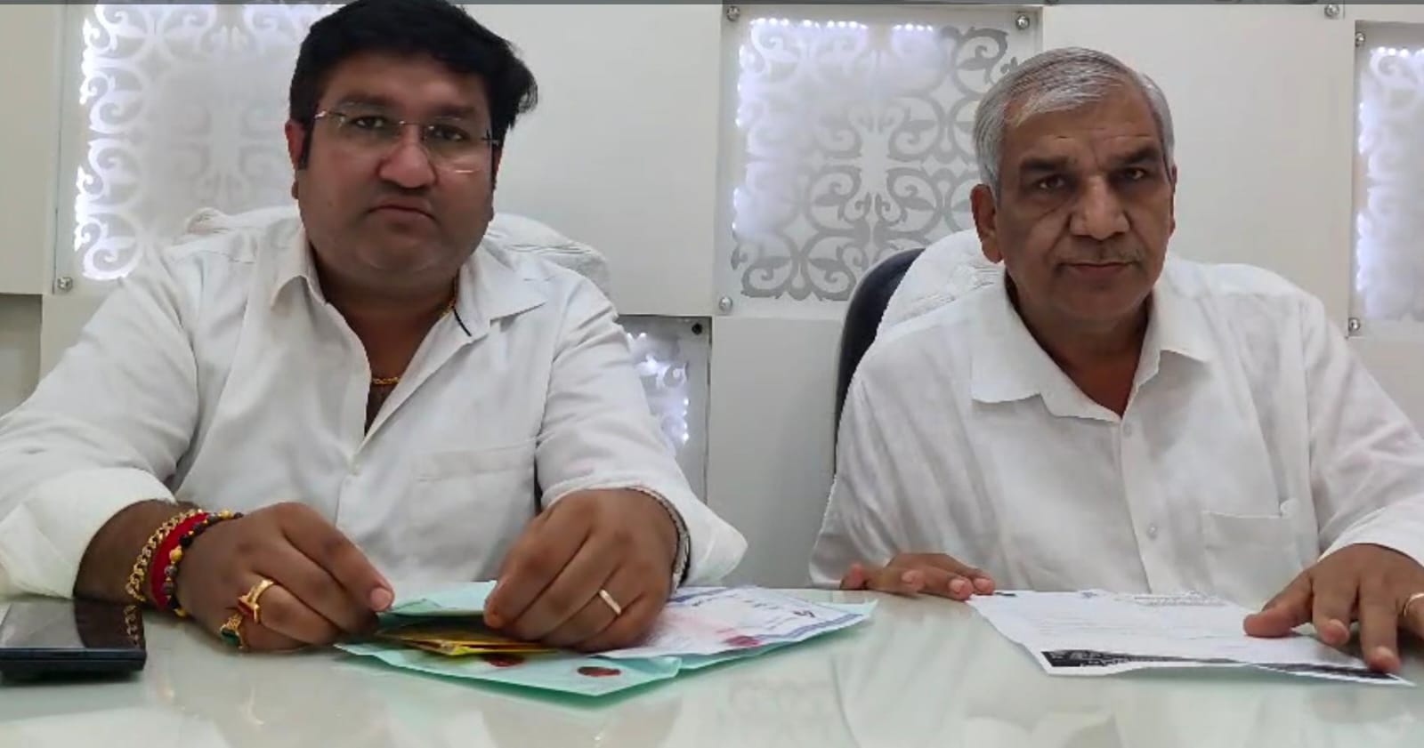 बातचीत करते हुए सतपाल उर्फ पाल व दीपक वर्मा।