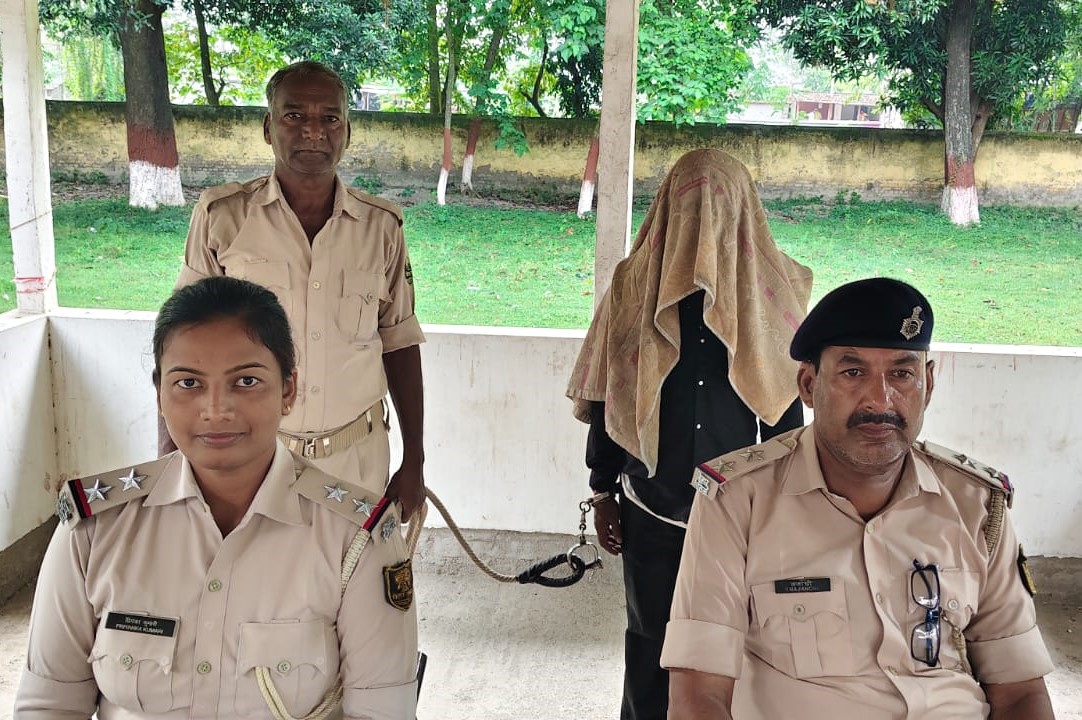 पुलिस के गिरफ्त में आरोपी पुलिस के गिरफ्त में आरोपी