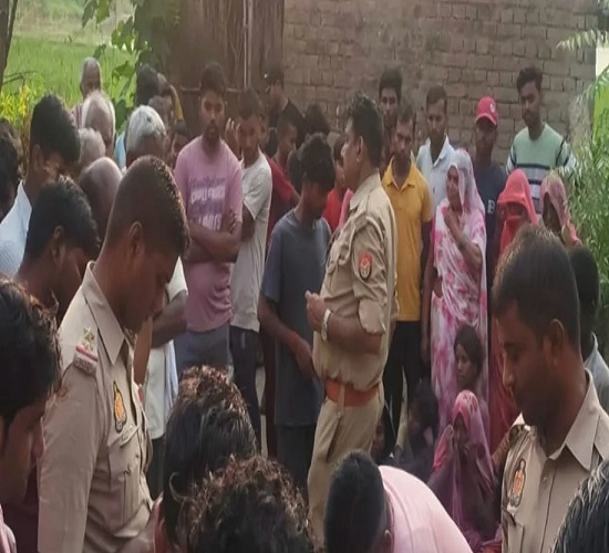 प्रयागराज के माण्डा क्षेत्र में स्थित तालाब में भाई बहन के डूबने के बाद मौके पर पहुंची पुलिस टीम का छाया चित्र प्रयागराज के माण्डा क्षेत्र में स्थित तालाब में भाई बहन के डूबने के बाद मौके पर पहुंची पुलिस टीम का छाया चित्र