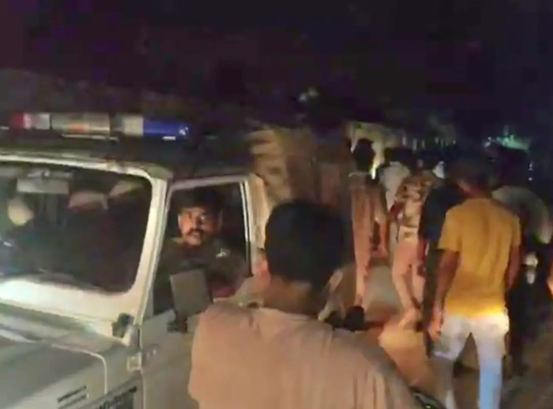 पुलिस विभाग ने टीमों को सतर्क रहने के निर्देश दिए हैं और ग्रामीणों से अपील की है कि वे बिना पुष्टि के फैलाई जाने वाली खबरों पर भरोसा न करें। पुलिस विभाग ने टीमों को सतर्क रहने के निर्देश दिए हैं और ग्रामीणों से अपील की है कि वे बिना पुष्टि के फैलाई जाने वाली खबरों पर भरोसा न करें।