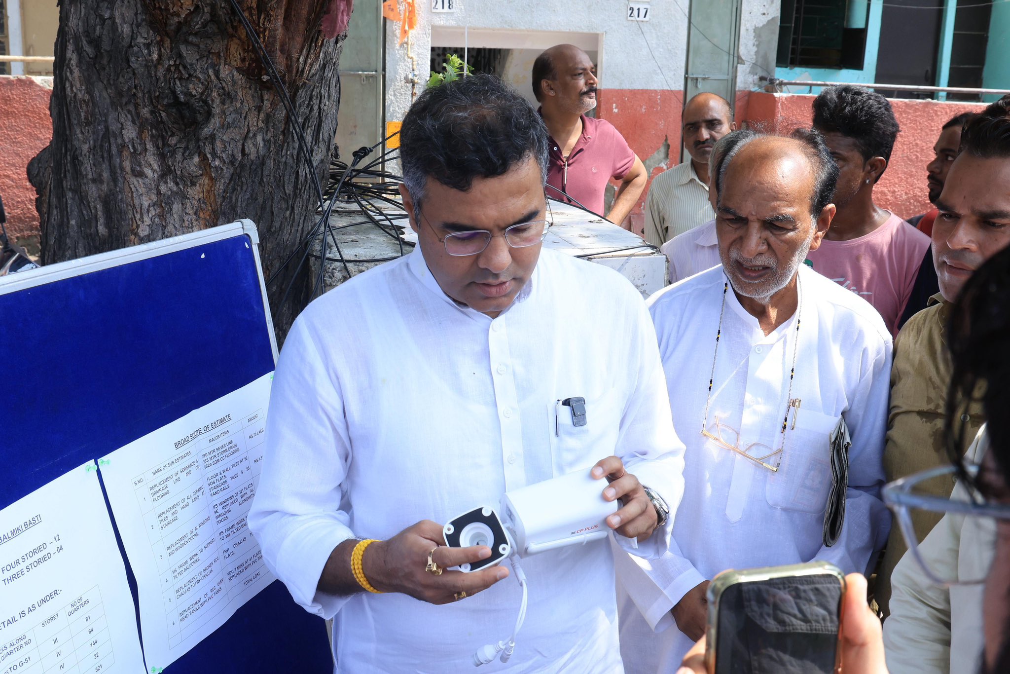 नई दिल्ली विधानसभा क्षेत्र के वाल्मीकि सदन मंदिर मार्ग से 1000 सीसीटीवी कैमरों लगाने की शुरूआत करते  दिल्ली की लोक निर्माण विभाग के मंत्री प्रवेश साहिब सिंह