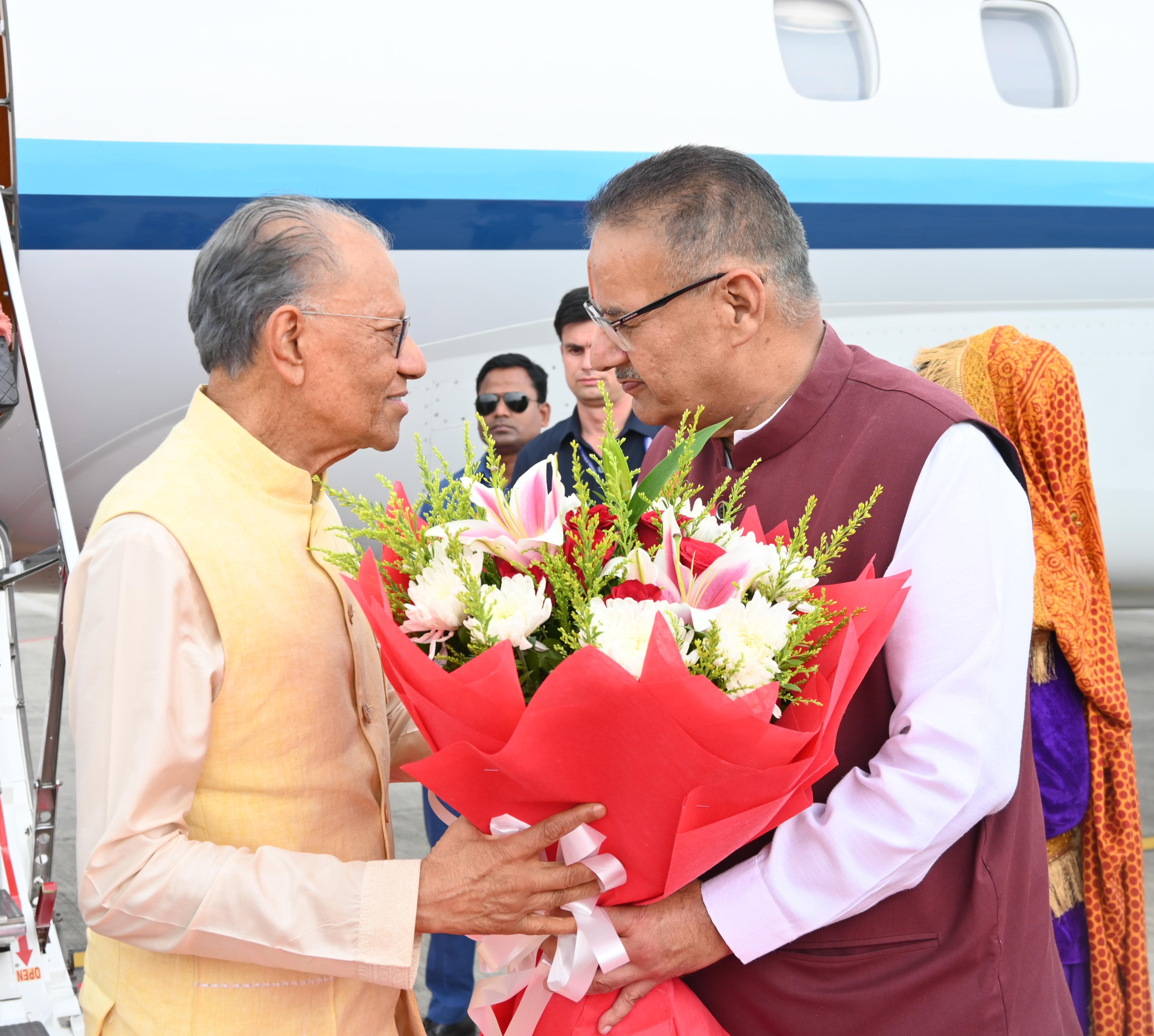 मॉरीशस के प्रधानमंत्री डॉ. नवीनचंद्र राम गुलाम का एयरपोर्ट पर स्वागत करते कृषि मंत्री गणेश जोशी।