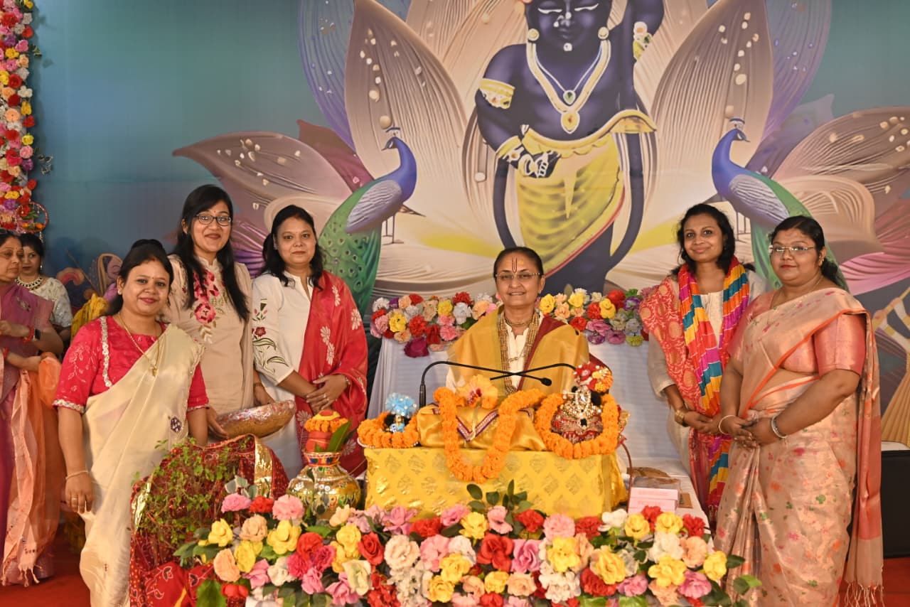 अनुष्ठान में शामिल कथावाचक और महिलाएं अनुष्ठान में शामिल कथावाचक और महिलाएं