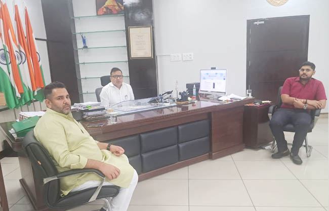 सोनीपत: अधिकारियों को बैठक में  सोनीपत विधायक निखिल मदान व उपायुक्त सुशील सारवान