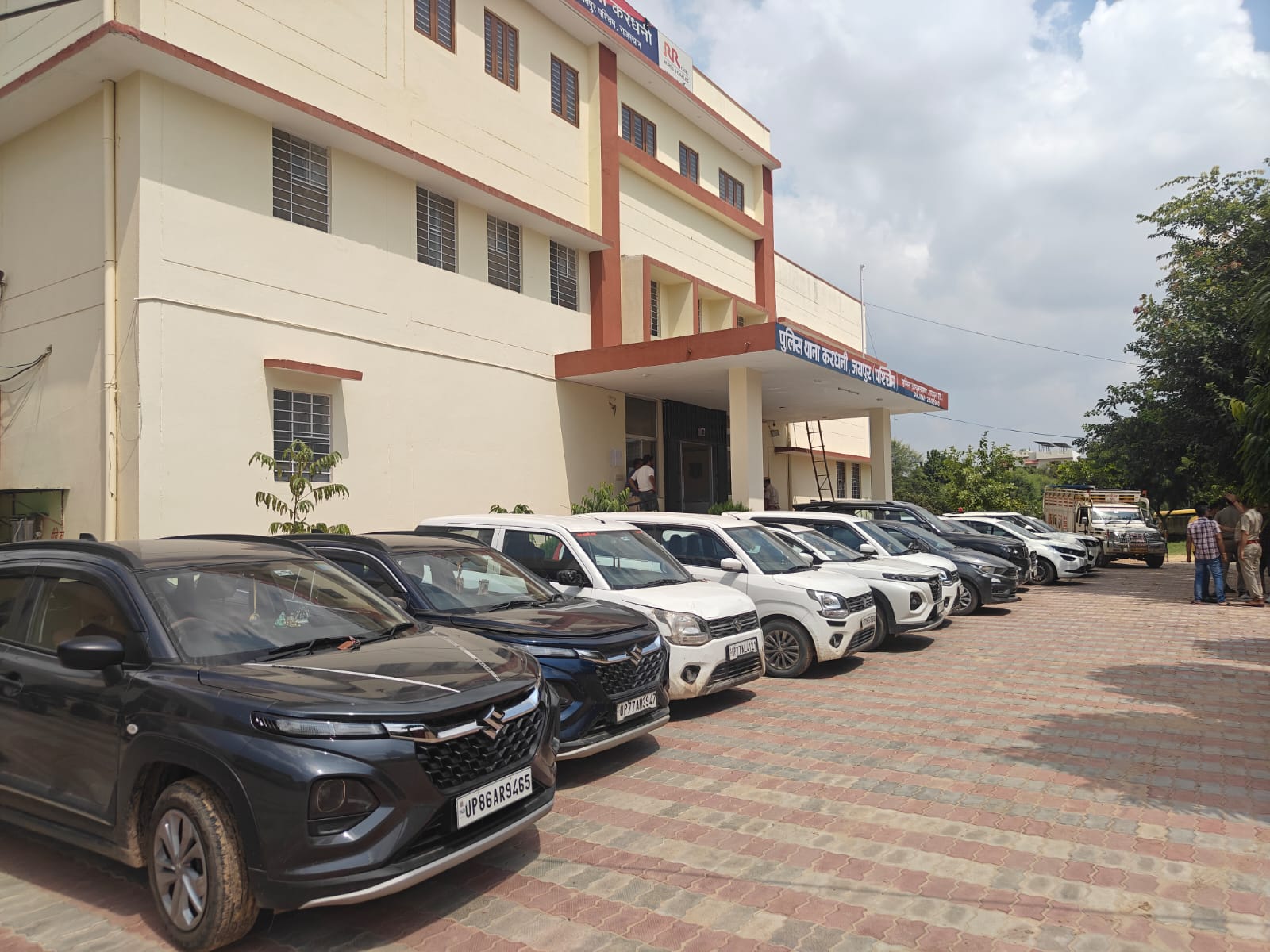 फेरी लगाकर सामान बेचने वाले 37 संदिग्ध लोग गिरफ्तार फेरी लगाकर सामान बेचने वाले 37 संदिग्ध लोग गिरफ्तार