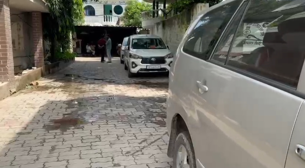 शहर के जाजमऊ स्थित प्रतिष्ठान में खड़ी अधिकारियों की गाड़ियों का छयाचित्र शहर के जाजमऊ स्थित प्रतिष्ठान में खड़ी अधिकारियों की गाड़ियों का छयाचित्र