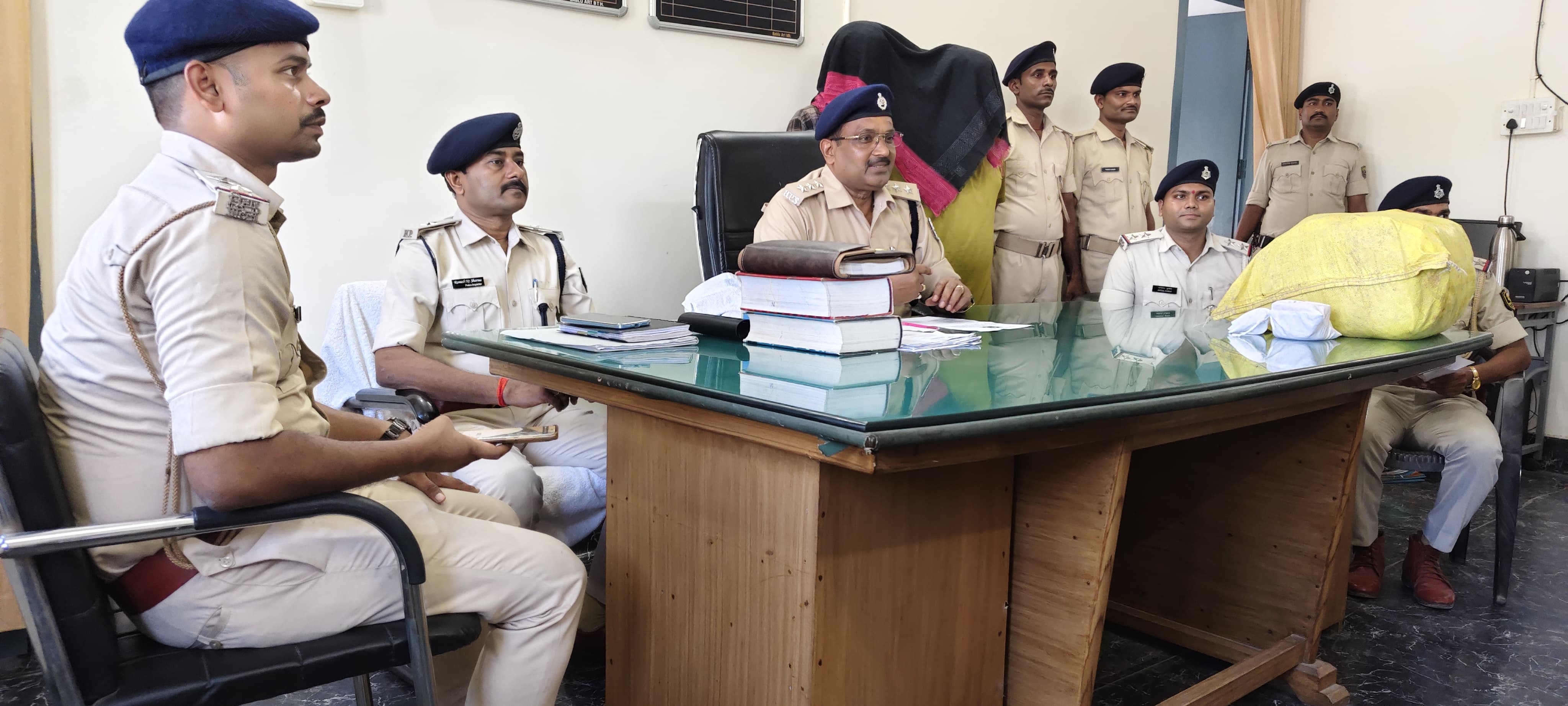 नशे के खिलाफ लौरिया पुलिस की दोहरी कार्रवाई, गांजा और शराब के साथ तीन गिरफ्तार नशे के खिलाफ लौरिया पुलिस की दोहरी कार्रवाई, गांजा और शराब के साथ तीन गिरफ्तार
