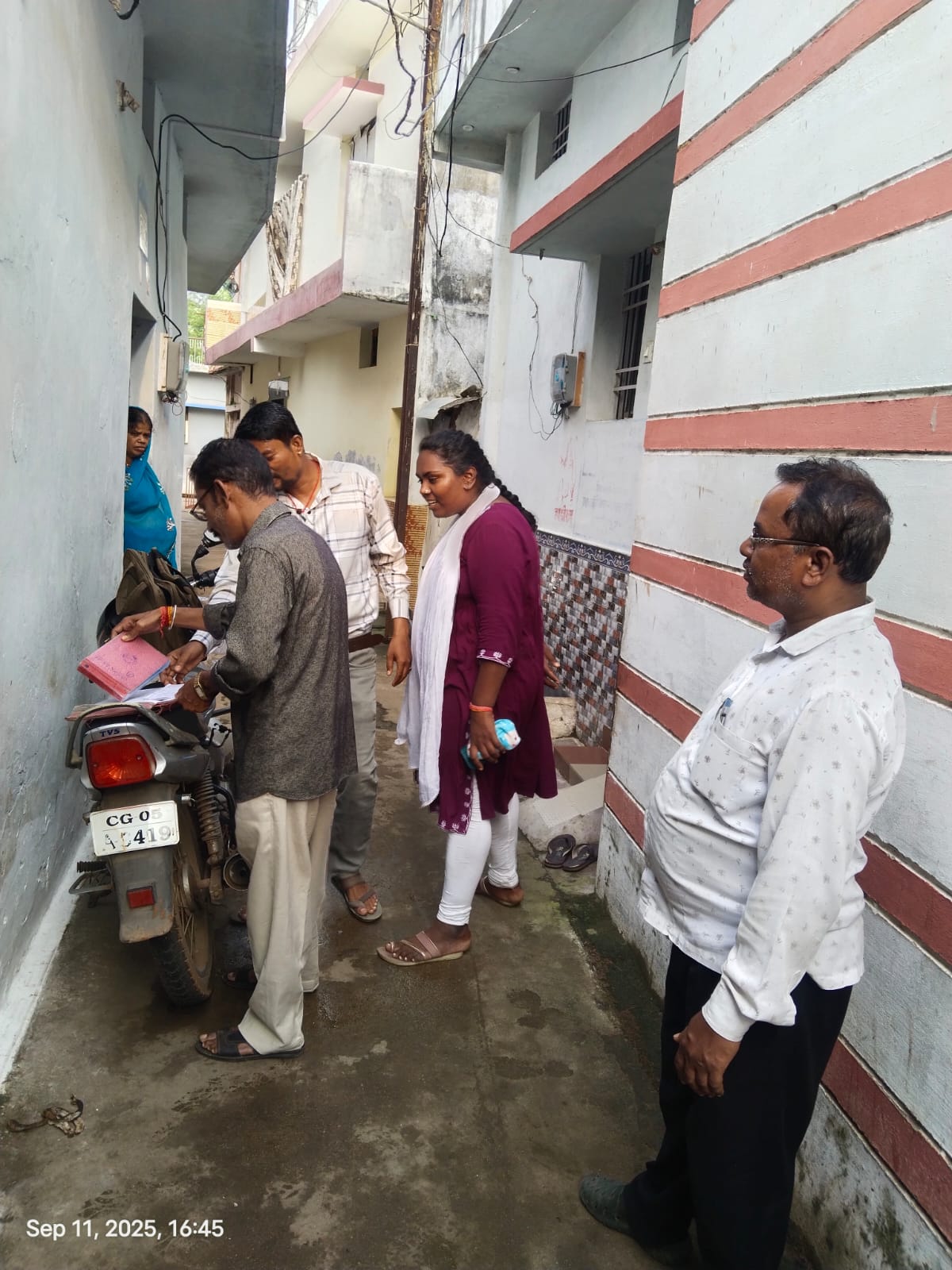 सोरिद वार्ड में कार्रवाई करती हुई नगर निगम टीम। सोरिद वार्ड में कार्रवाई करती हुई नगर निगम टीम।