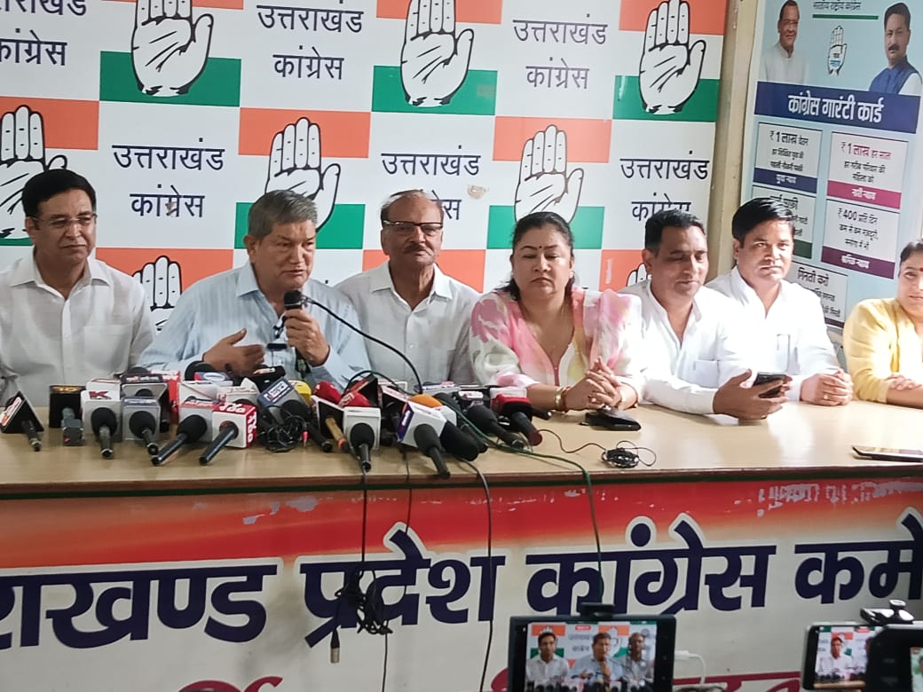 मीडिया को संबोधित करते हरीश रावत व प्रीतम सिंह।