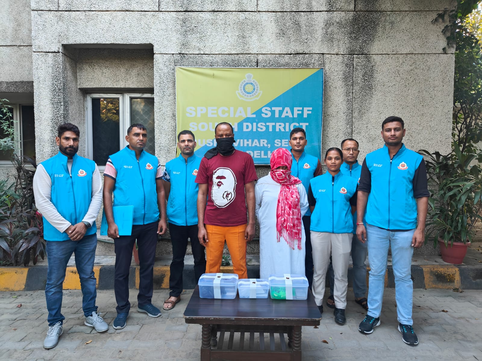 ड्रग्स तस्करी के मामले में पकड़े गए दोनों विदेशी नागरिक की फोटो ड्रग्स तस्करी के मामले में पकड़े गए दोनों विदेशी नागरिक की फोटो