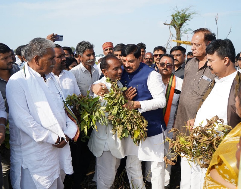 मुख्यमंत्री ने खेतों में पहुंचकर लिया प्रभावित फसलों का जायजा मुख्यमंत्री ने खेतों में पहुंचकर लिया प्रभावित फसलों का जायजा