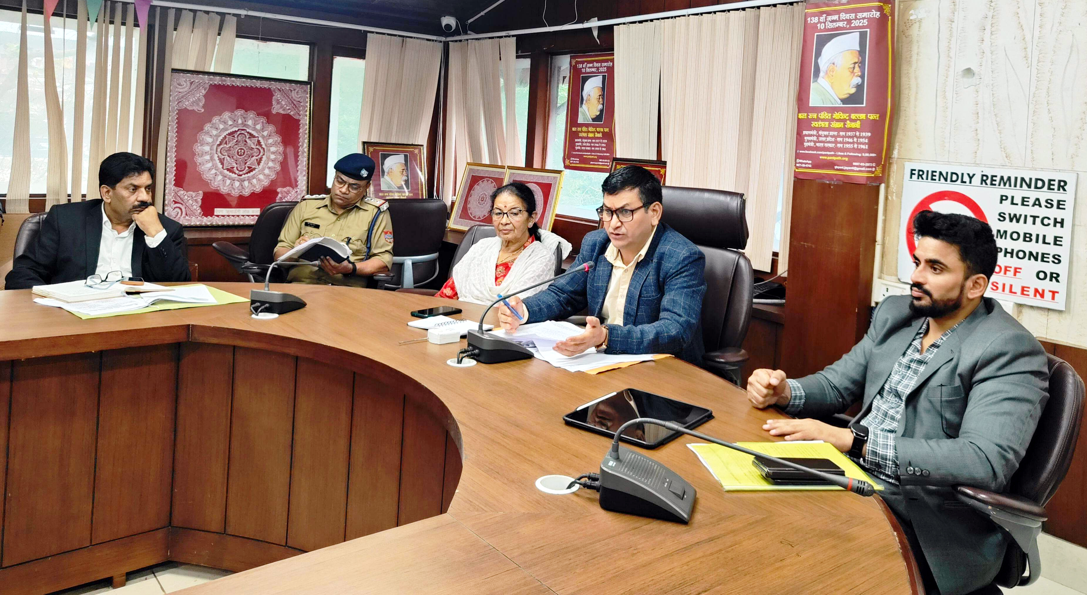 दुर्गा पूजा व विजयादशमी के लिये बैठक लेते एडीएम शैलेंद्र नेगी। दुर्गा पूजा व विजयादशमी के लिये बैठक लेते एडीएम शैलेंद्र नेगी।