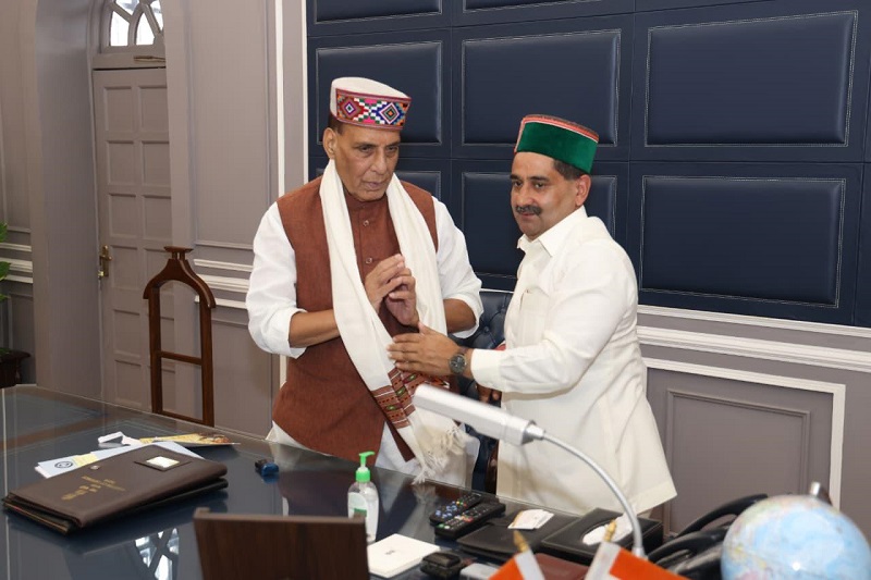 उप-मुख्य सचेतक केवल सिंह पठानिया की रक्षा मंत्री से मुलाकात उप-मुख्य सचेतक केवल सिंह पठानिया की रक्षा मंत्री से मुलाकात