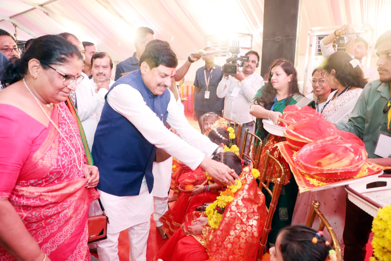 लाडली बहना सम्मेलन में कन्या पूजन लाडली बहना सम्मेलन में कन्या पूजन