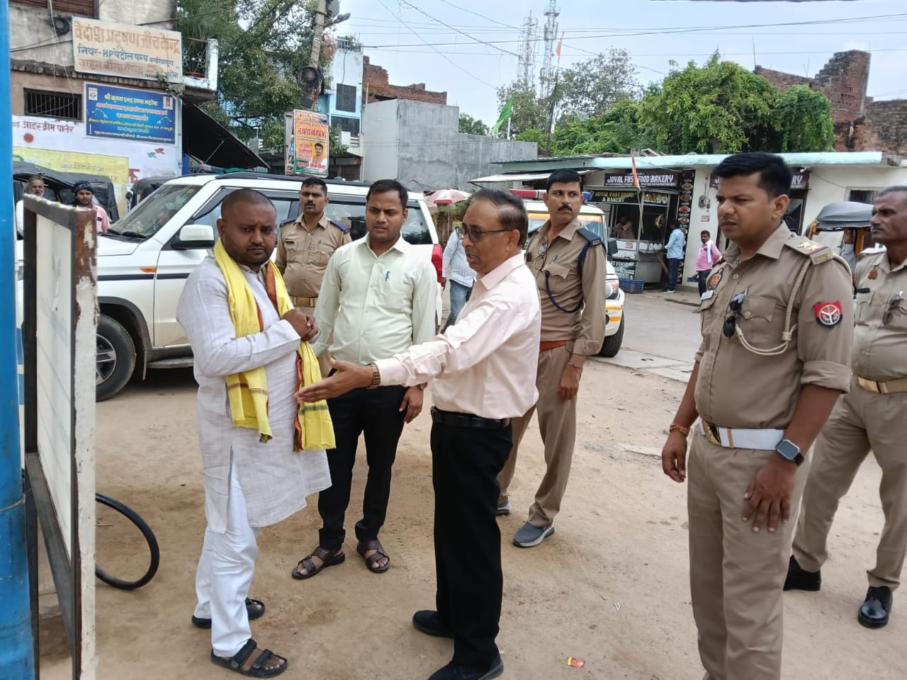 लोगों को हेलमेट का महत्व समझाते एआरटीओ दयाशंकर लोगों को हेलमेट का महत्व समझाते एआरटीओ दयाशंकर